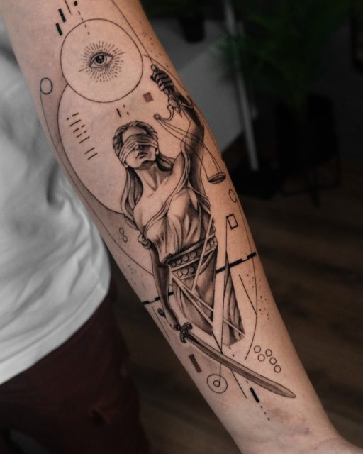Justice, the symbol of truth
#tattoo #tattooartis #justice #justicia #budapest #switzerland #zurichtattoo #odorbenjamin #odb_blackwork #tetko #tetoválás