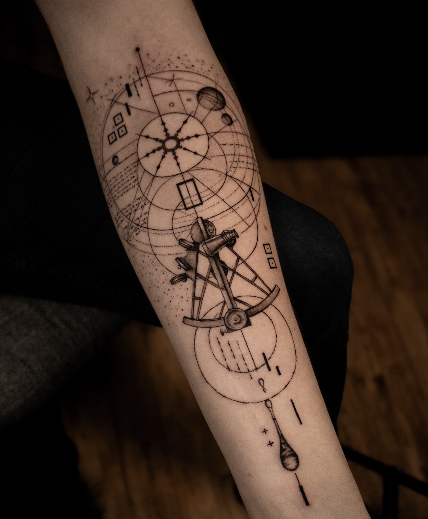 Path among the stars
Geometrikus minta, az útkeresésről és az utazásról :)
—
#tetovalas #budapesttattoo #budapesttattooartist #fineline