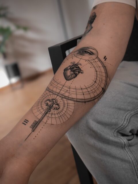 Végtelen mennyiségű kör.
Egy egész karos tetoválás lesz, amikor következő hónapban befejezzük. Szeretek vonalazni.
#finelinetattooartist #budapesttattoo #hungariantattoo #hungariantattooartist #microrealismtattoo