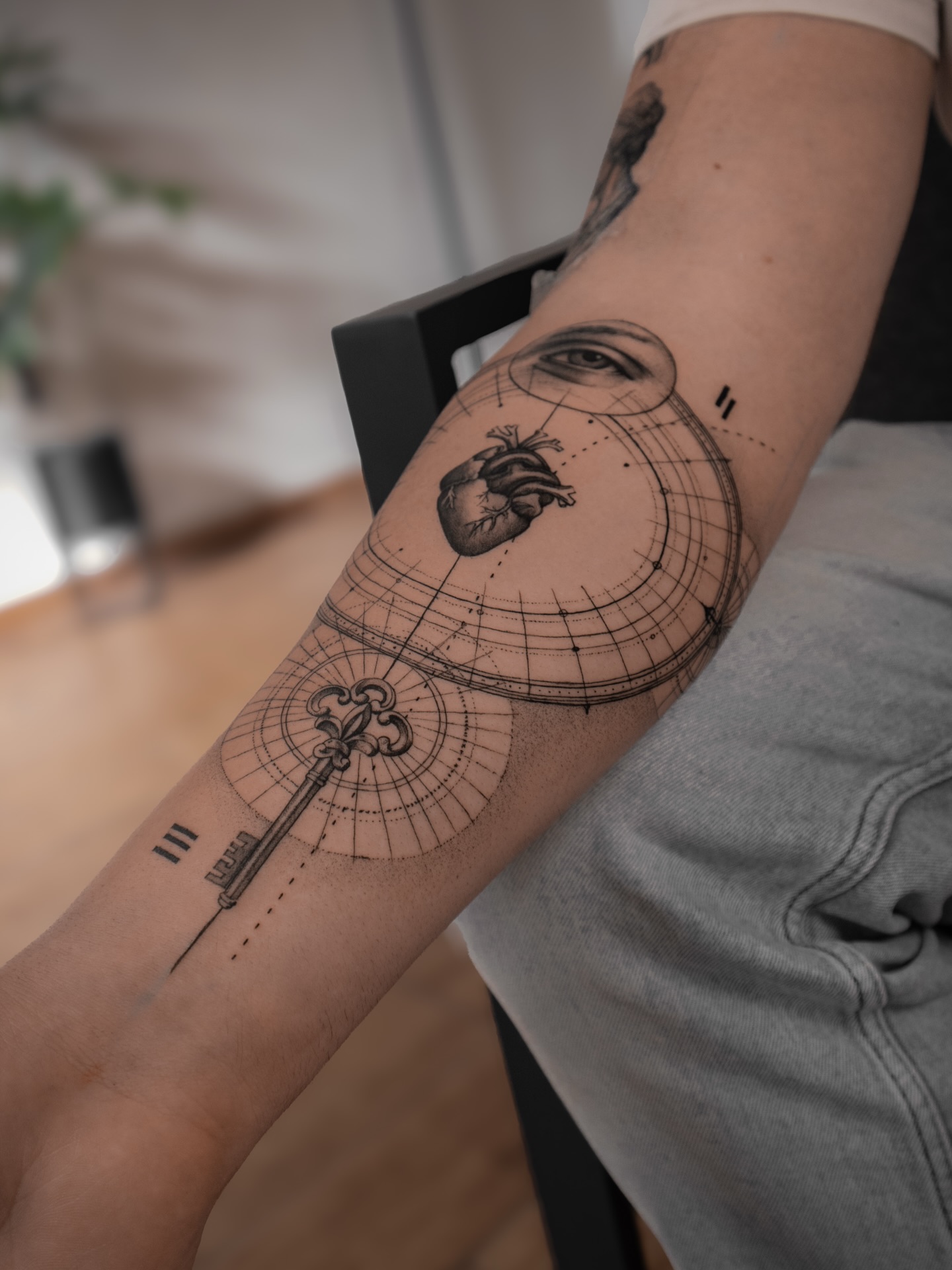 Végtelen mennyiségű kör.
Egy egész karos tetoválás lesz, amikor következő hónapban befejezzük. Szeretek vonalazni.
#finelinetattooartist #budapesttattoo #hungariantattoo #hungariantattooartist #microrealismtattoo